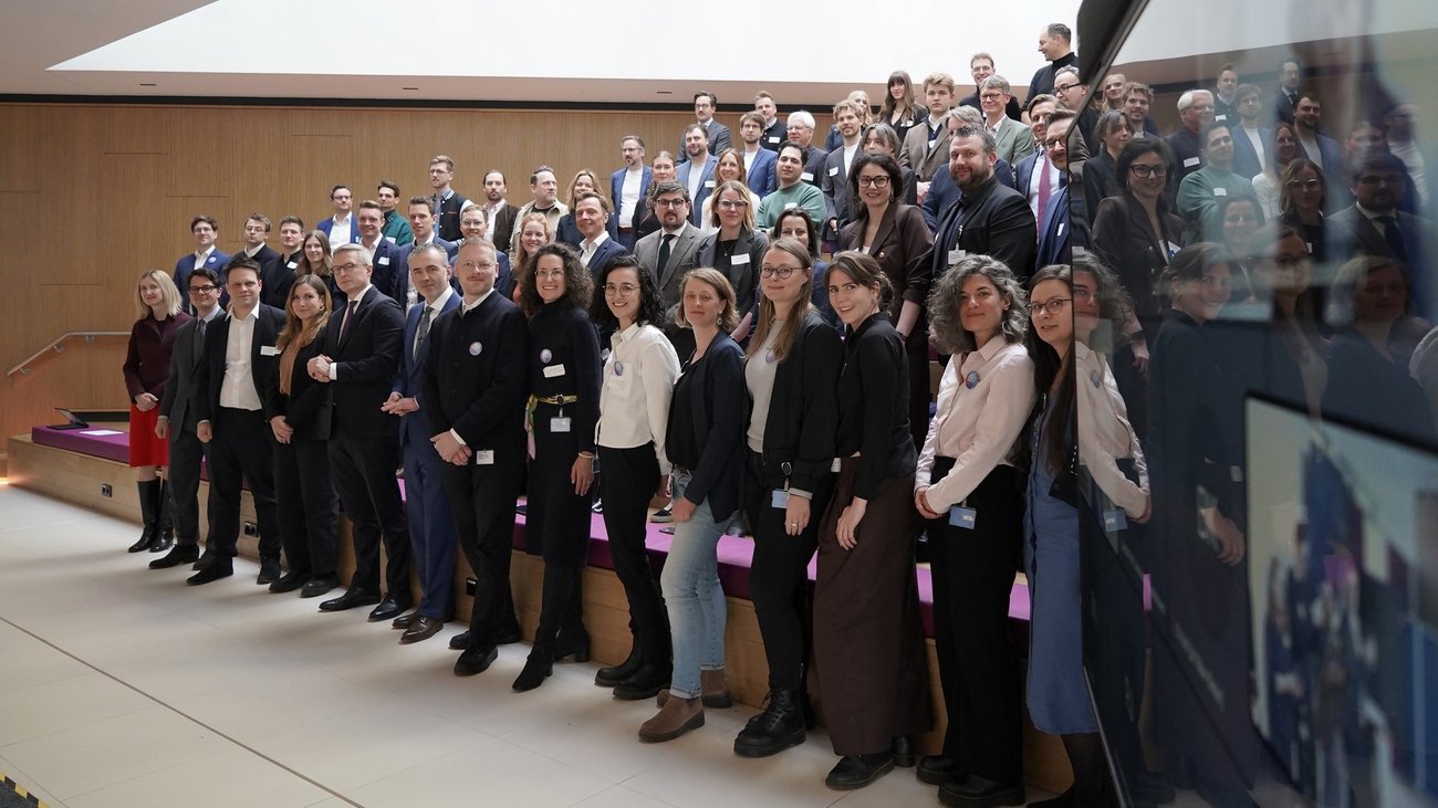 Gruppenfoto mit Karsten Wildberger und den Teilnehmerinnen und Teilnehmer der Auftaktveranstaltung des Agentic AI Hub