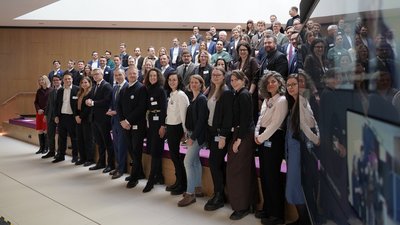 Gruppenfoto mit Karsten Wildberger und den Teilnehmerinnen und Teilnehmer der Auftaktveranstaltung des Agentic AI Hub
