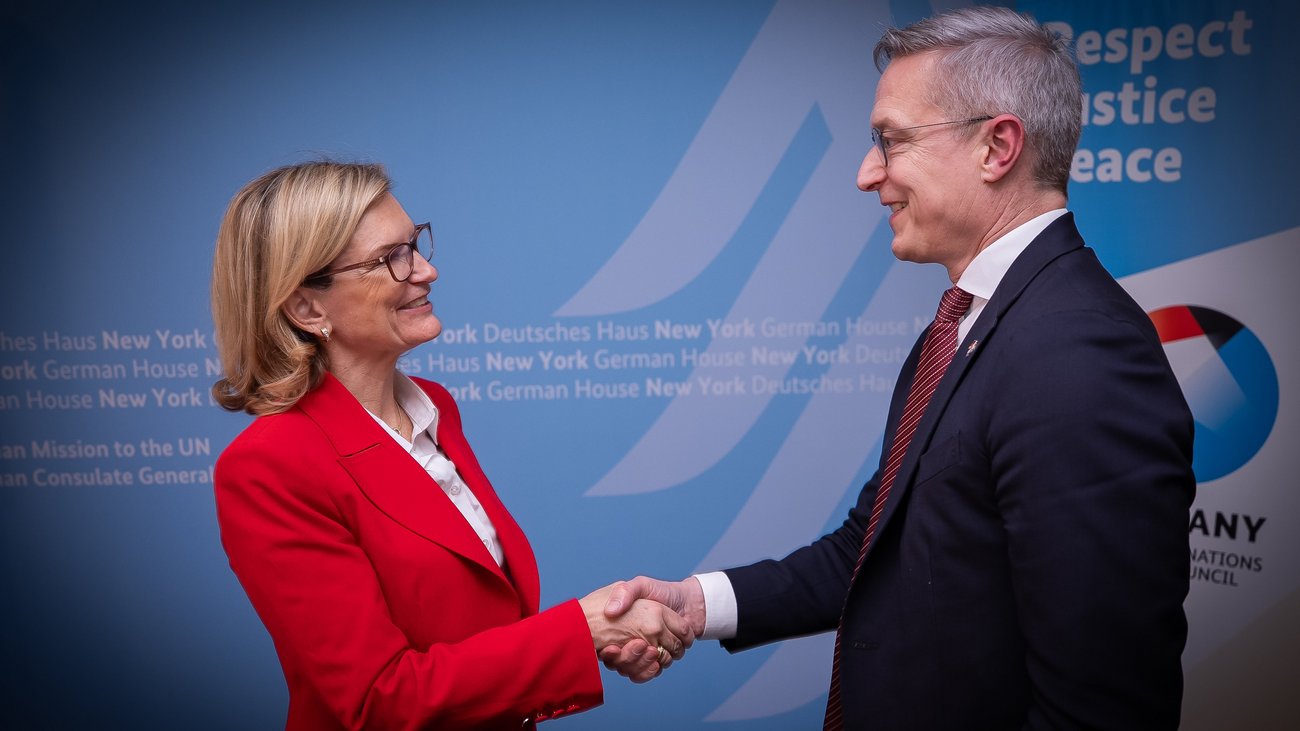 Bundesdigitalminister Dr. Karsten Wildberger reicht Doreen Bogdan-Martin die Hand