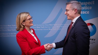 Bundesdigitalminister Dr. Karsten Wildberger reicht Doreen Bogdan-Martin die Hand