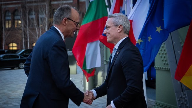 Digitalminister Karsten Wildberger gibt Bundeskanzer Friedrich Merz bei seiner Ankunft auf dem EUREF-Campus die Hand.