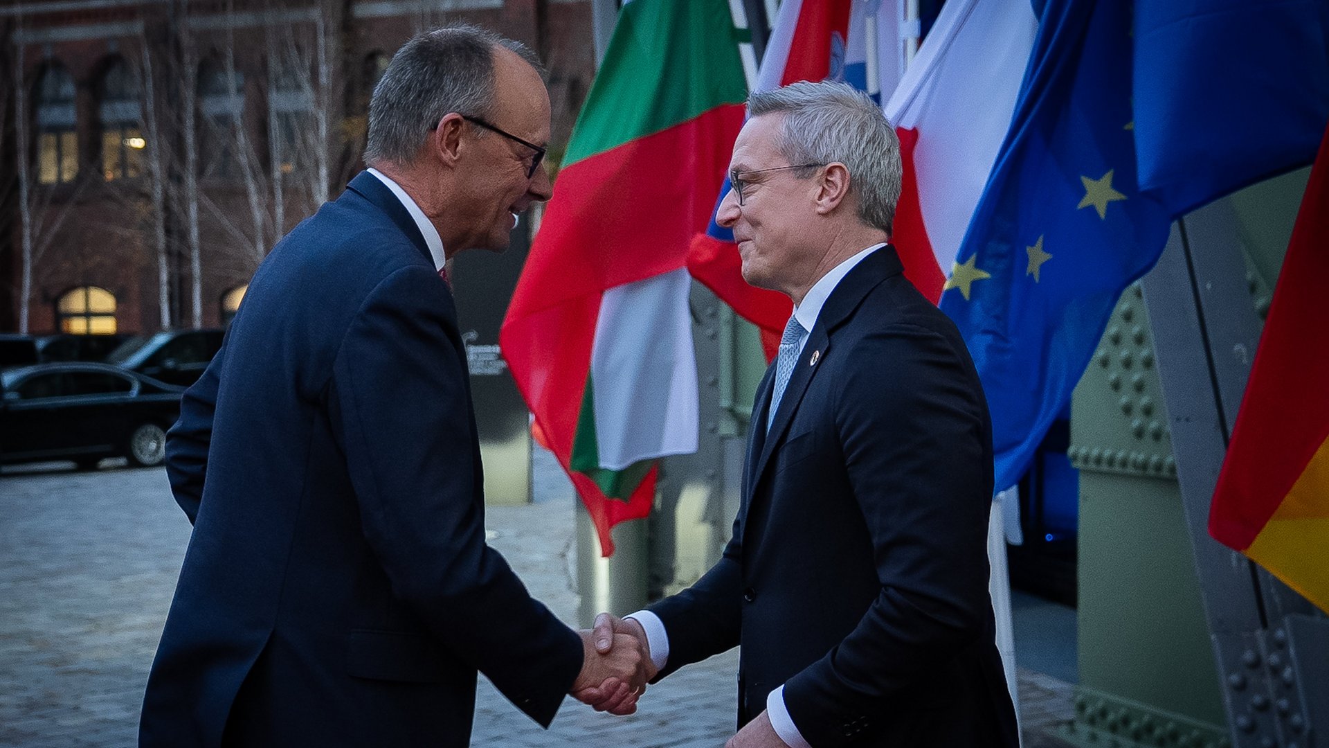 Digitalminister Karsten Wildberger gibt Bundeskanzer Friedrich Merz bei seiner Ankunft auf dem EUREF-Campus die Hand.