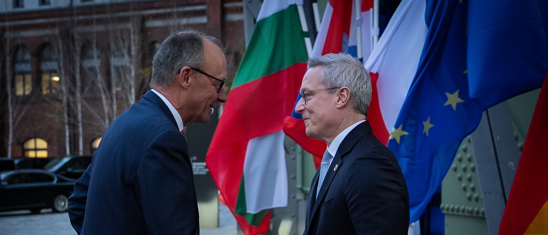 Digitalminister Karsten Wildberger gibt Bundeskanzer Friedrich Merz bei seiner Ankunft auf dem EUREF-Campus die Hand.