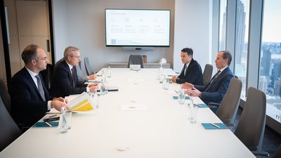 Minister Wildberger am Besprechungstisch mit Martin Schroeter, Giovanni Carraro und Maxime Desbiens