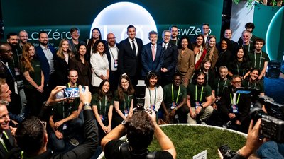 Gruppenfoto am Stand von LawZero. Im Vordergrund viele Fotografen. 
