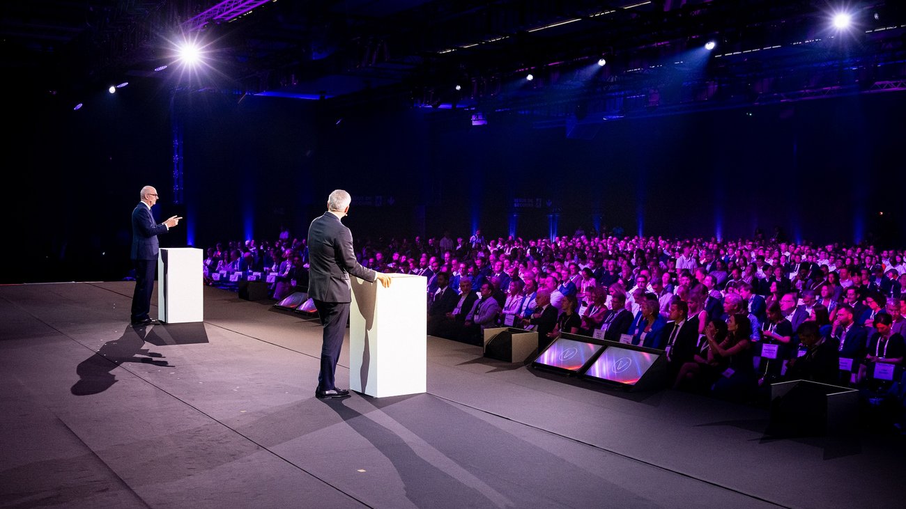Bundesdigitalminister Wildberger und der französische Wirtschaftsminister Lescure auf einer Bühne der VivaTech 2026 in Paris