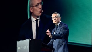 Minister Wildberger hält eine Rede auf einer IFA-Bühne