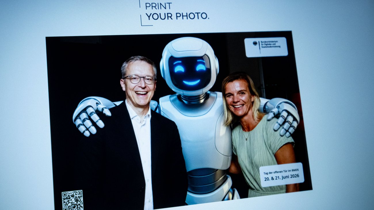 Minister Wildberger und Betty Kieß mit einem weißen Roboter auf einem mit KI erstellten Foto