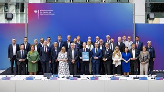 Gruppenbild mit Dr. Karsten Wildberger und den zuständigen Spitzenvertretern von Ländern, Kommunen sowie Branchenverbänden und Telekommunikationsunternehmen für das Memorandum of Understanding (MoU) „Bestes Netz für Deutschland“.