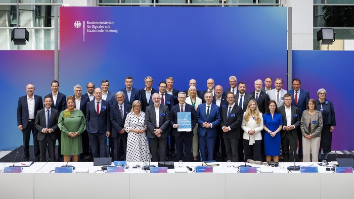 Gruppenbild mit Dr. Karsten Wildberger und den zuständigen Spitzenvertretern von Ländern, Kommunen sowie Branchenverbänden und Telekommunikationsunternehmen für das Memorandum of Understanding (MoU) „Bestes Netz für Deutschland“.