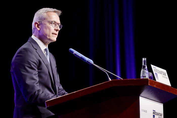 Dr. Karsten Wildberger steht am Rednerpult und hält eine Rede beim Wirtschaftstag 2025 in Berlin.