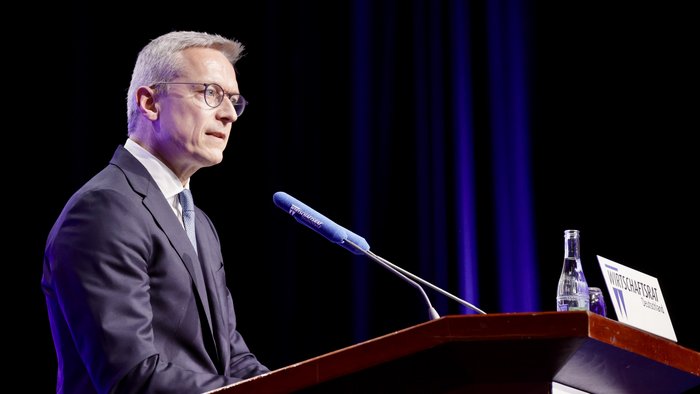 Dr. Karsten Wildberger steht am Rednerpult und hält eine Rede beim Wirtschaftstag 2025 in Berlin.