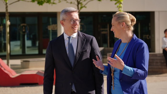 Dörte Schall und Dr. Wildberger unterhalten sich im Freien.
