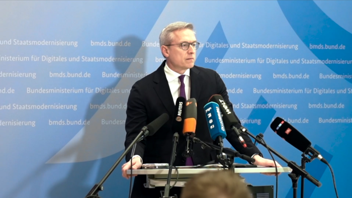 Karsten Wildberger am Rednerpult bei einer Pressekonferenz