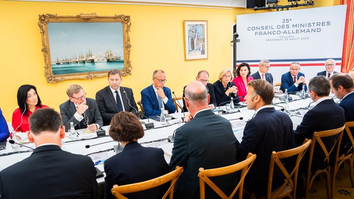 Teilnehmende des deutsch-französische Ministerrats am Beratungstisch, darunter Bundeskanzler Merz und Präsident Macron