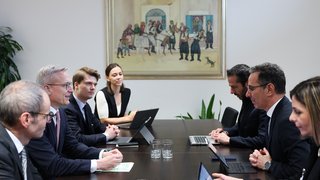 Digitalminister Nicodemos Damianou aus Zypern beim bilateralen Meeting mit Karsten Wildberger, Deutschland, am Rande des TK-Rats. 