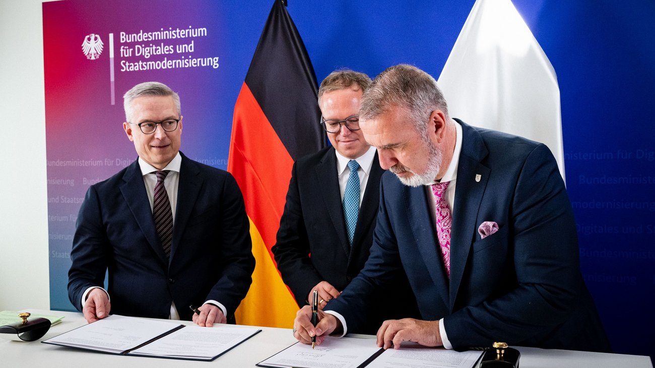 Thüringens Digitalminister Steffen Schütz bei der Unterzeichnung einer Verwaltungsvereinbarung.