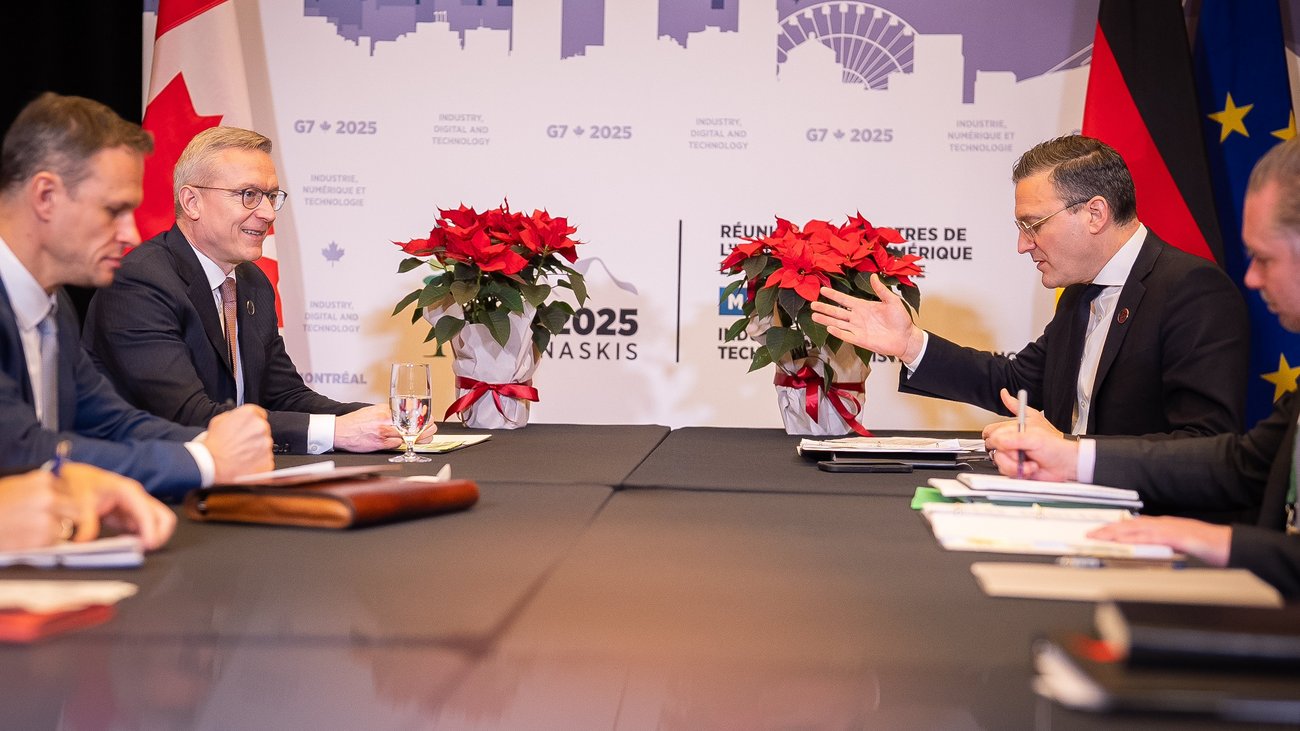 Aufnahme: Bilateraler Austausch zwischen der deutschen Delegation um Karsten Wildberger und der kanadischen Delegation von Minister Evan Solomon. 