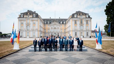Gruppenfoto der Teilnehmerinnen und Teilnehmer des Deutsch-Französischen Ministerrats vor Schloss Augustusburg in Brühl.