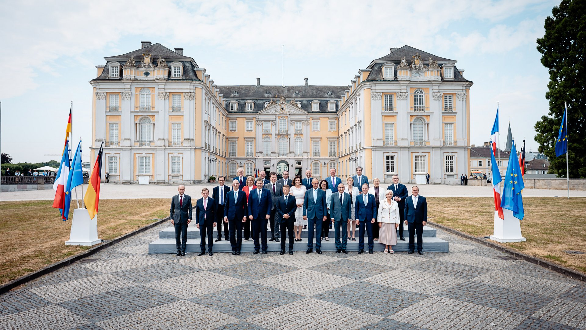 Gruppenfoto der Teilnehmerinnen und Teilnehmer des Deutsch-Französischen Ministerrats vor Schloss Augustusburg in Brühl.