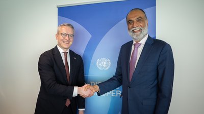 Dr. Karsten Wildberger reicht Amandeep Singh Gill die Hand