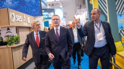 Bundesdigitalminister Dr. Karsten Wildberger und weitere Personen auf einem Rundgang über die ANGA COM