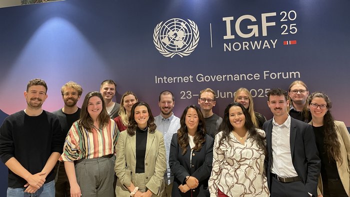 Gruppenfoto von rund 15 Personen auf dem Internet Governance Forum 2025
