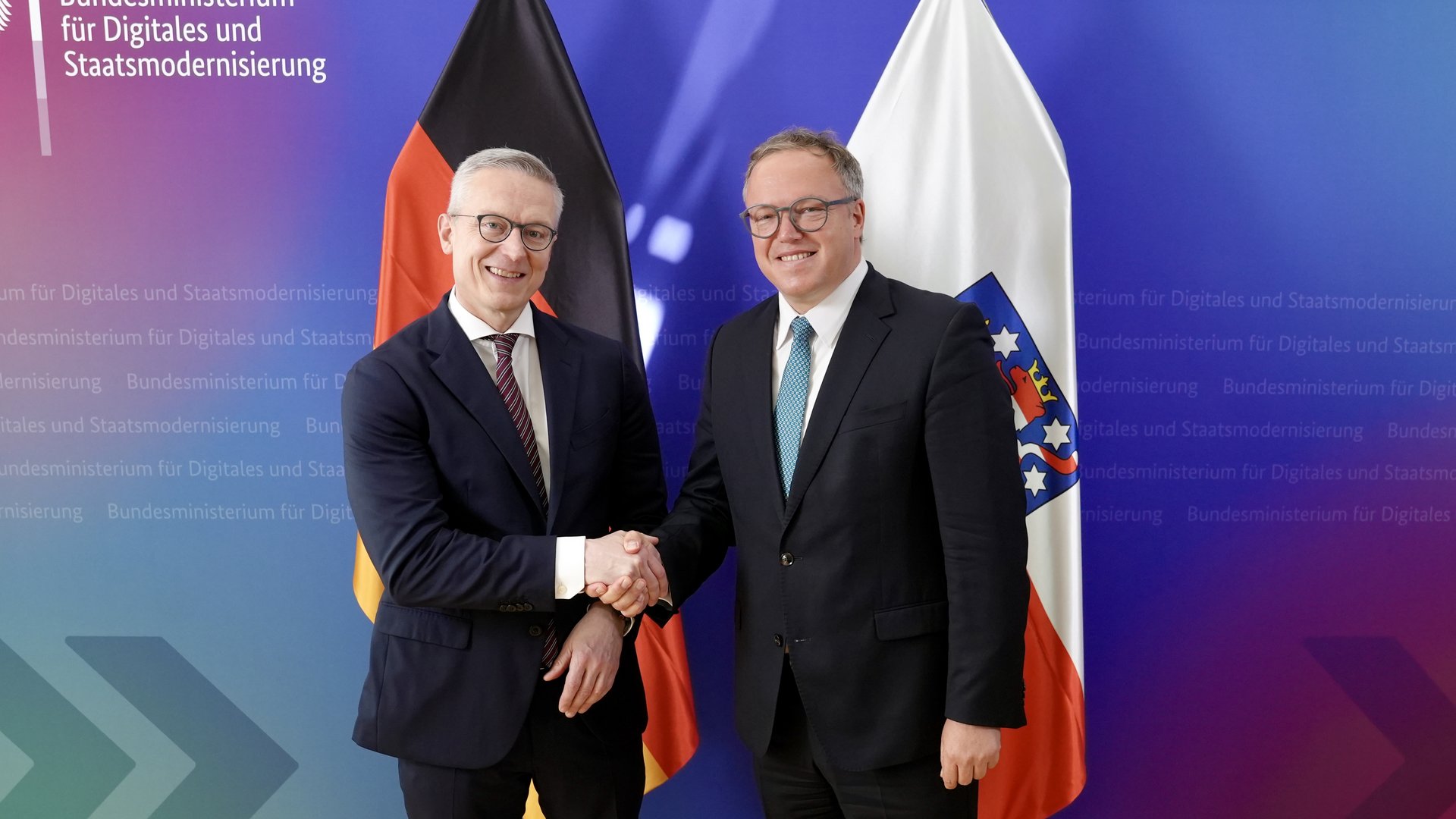 Bundesdigitalminister Karsten Wildberger und Thüringens Ministerpräsident Mario Voigt reichen sich die Hand