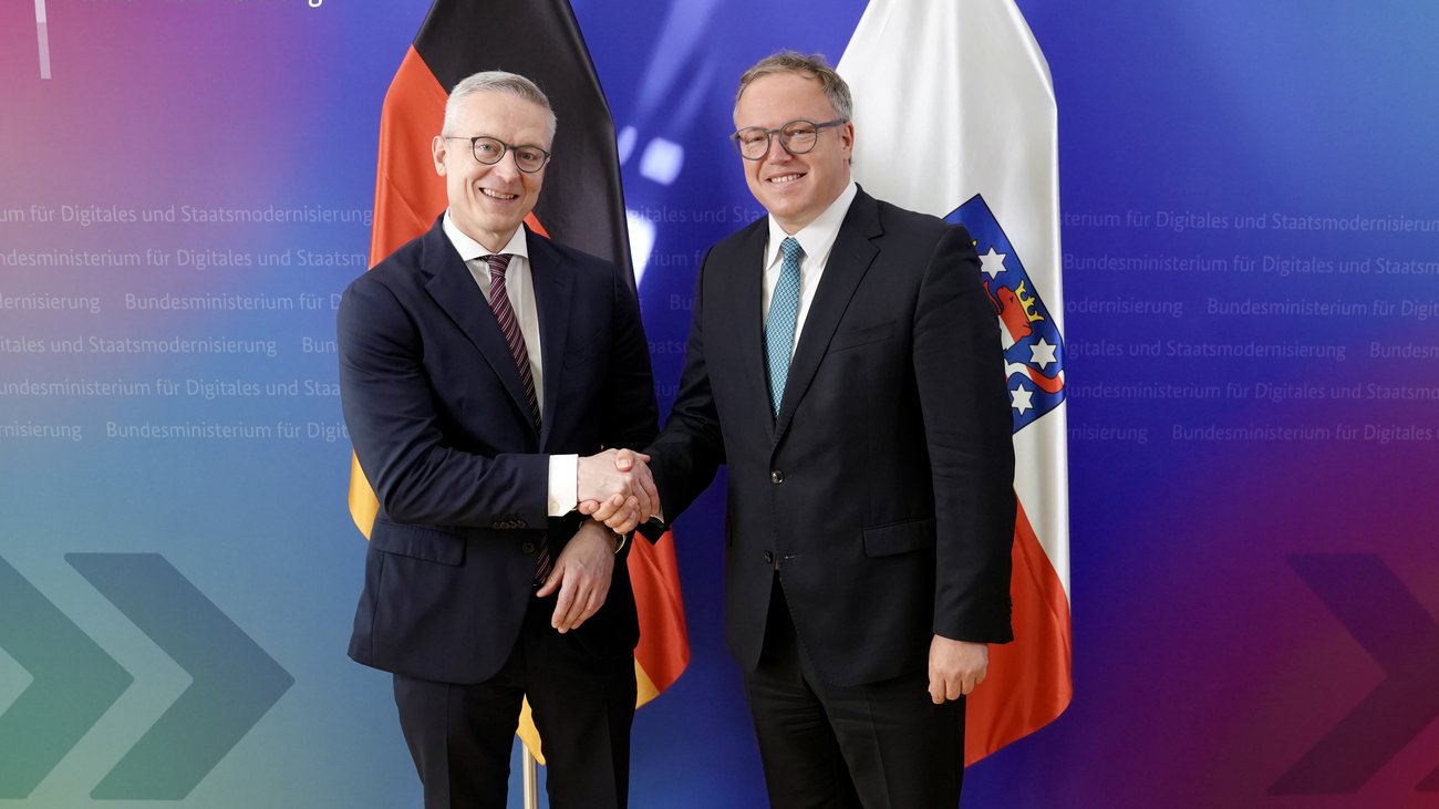 Bundesdigitalminister Karsten Wildberger und Thüringens Ministerpräsident Mario Voigt reichen sich die Hand