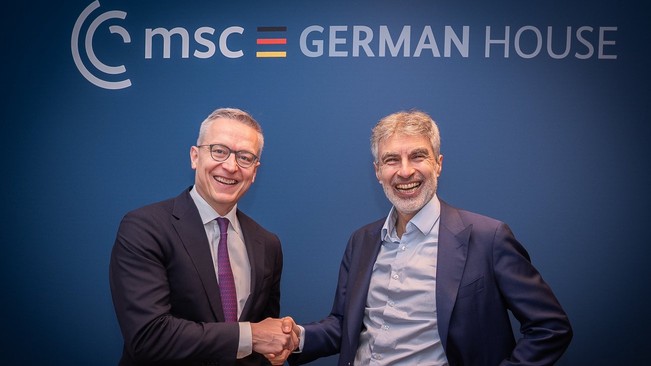 Wildberger und Bengio beim Shakehands vor der Fotowand der MSC