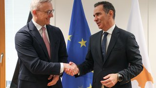 Karsten Wildberger und Nicodemos Damianou geben sich die Hand