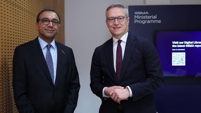 Vivek Badrinath (links) und Dr. Karsten Wildberger (rechts) stehen lächelnd nebeneinander in einem Raum des GSMA Ministerial Programme.