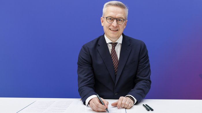 Karsten Wildberger unterzeichnet ein Memorandum of Understanding.