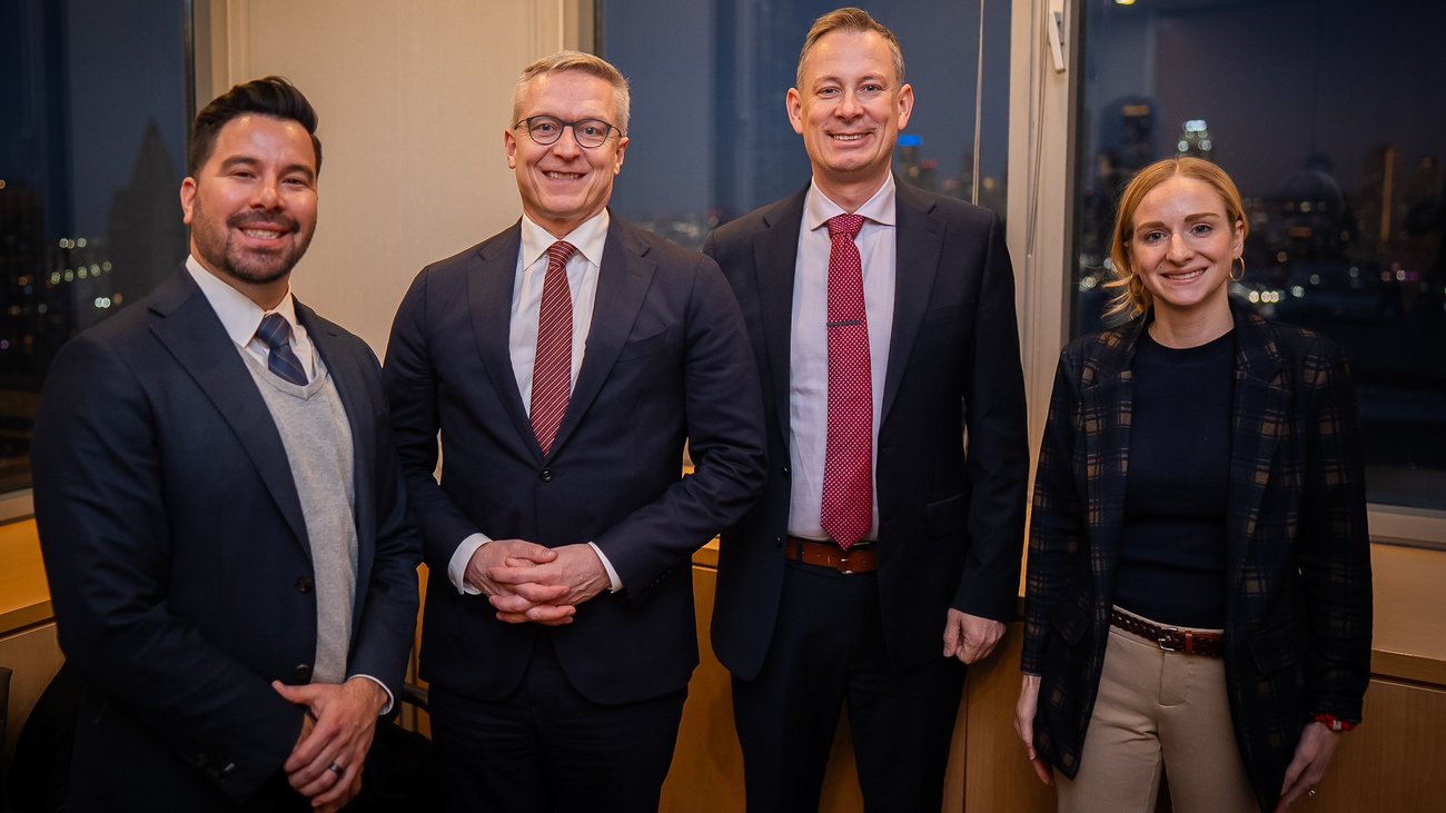 Gruppenfoto von Karsten Wildberger u. a. mit Joseph Larson und Lauren Oliphant. 