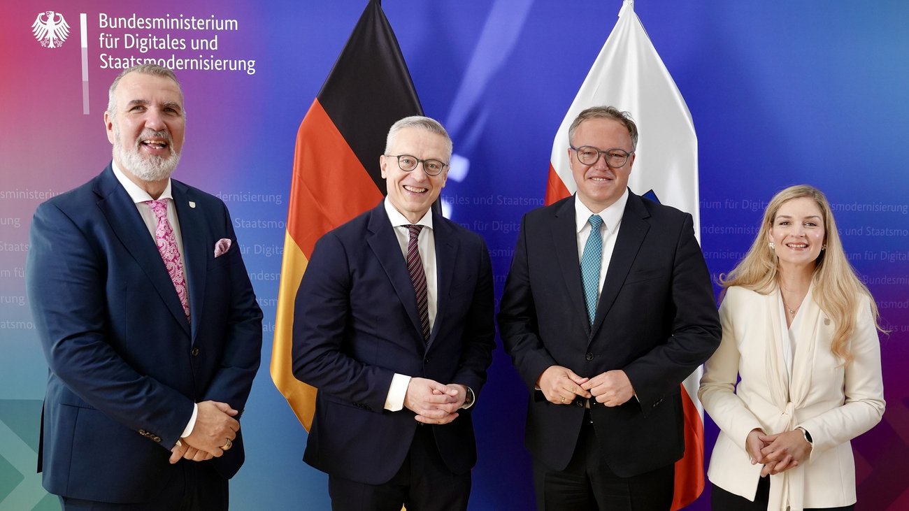 Gruppenbild mit Karsten Wildberger, Mario Voigt, Steffen Schütz und Staatssekretärin Milen Starke