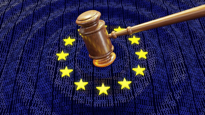 Ein Richterhammer schlägt in die Mitte einer EU-Flagge, deren blauer Hintergrund aus Einsen und Nullen besteht