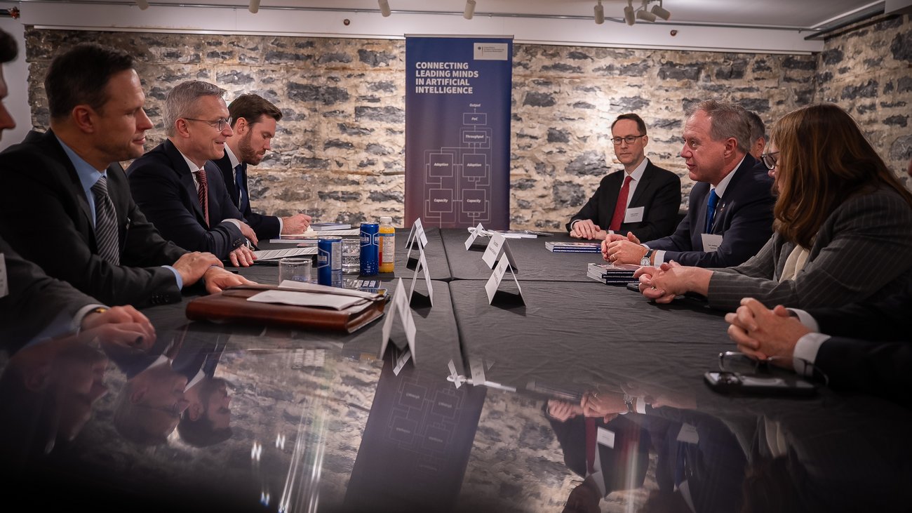 Gespräch mit Open AI Gründer Tom Jenkins, VP Shannon Bell und Executive VP Scott Bradley. 