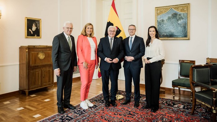 Moderatorin Pinar Atalay, Baden-Württembergs Ministerpräsident Winfried Kretschmann und Zwickaus Oberbürgermeisterin Constance Arndt im Gespräch mit Bundesminister Karsten Wildberger und Bundespräsident Frank Walter Steinmeier. 