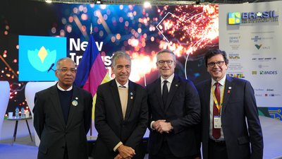 Gruppenbild auf der Hannover Messe (v. Li.): Henrique de Oliveira Miguel, Staatssekretär und Dr. Luis Fernandes, Vizeminister im Ministerium für Wissenschaft, Technologie und Innovation Brasilien, Karsten Wildberger und Floriano Pesaro, Direktor von Apex Brasil. 