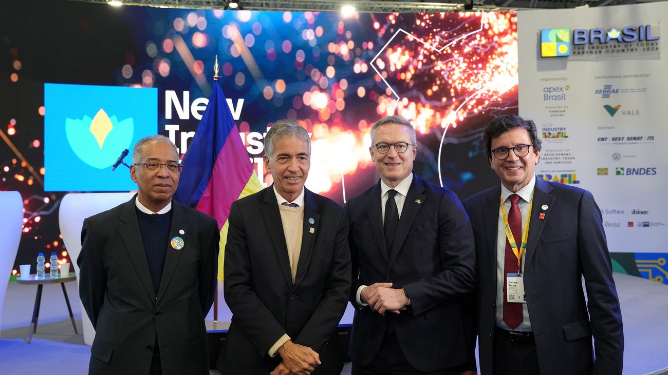 Gruppenbild auf der Hannover Messe (v. Li.): Henrique de Oliveira Miguel, Staatssekretär und Dr. Luis Fernandes, Vizeminister im Ministerium für Wissenschaft, Technologie und Innovation Brasilien, Karsten Wildberger und Floriano Pesaro, Direktor von Apex Brasil. 