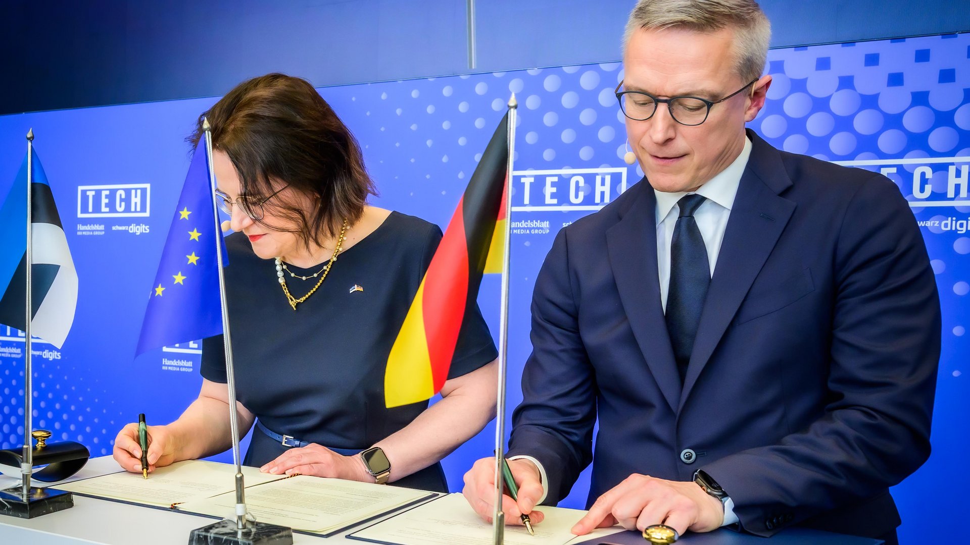 Estlands Justiz- und Digitalministerin Liisa-Ly Pakosta und Bundesdigitalminister Dr. Karsten Wildberger unterzeichnen ein Memorandum of Understanding.