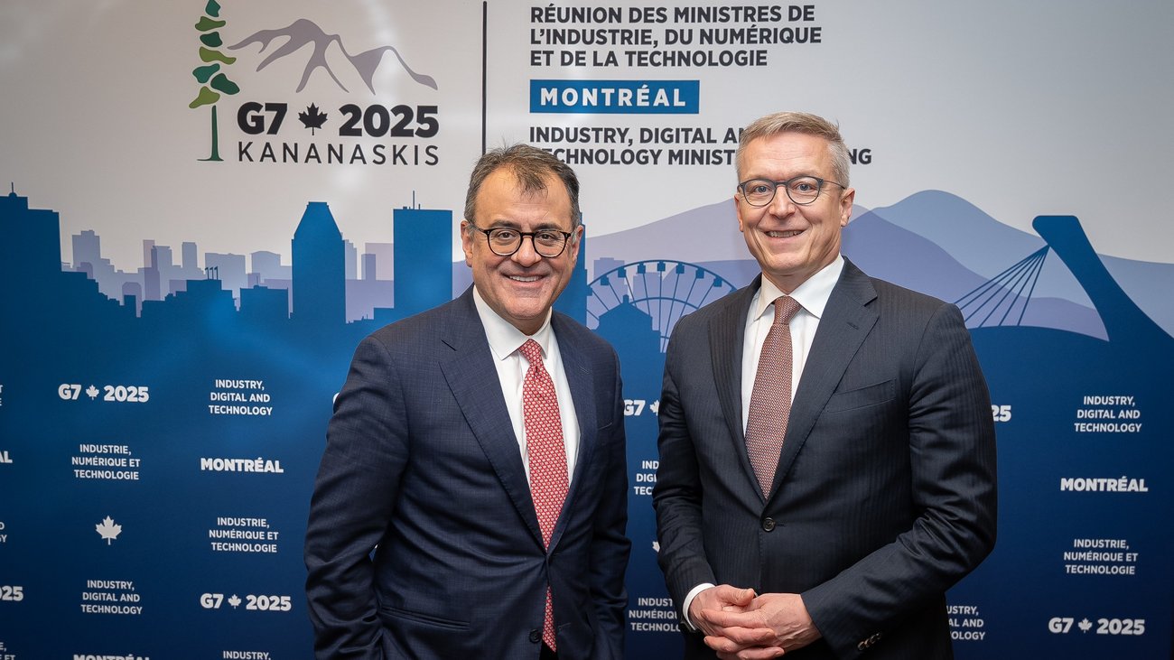 Karan Bhatia (Google) und Karsten Wildberger (BMDS) vor der Fotowand. 