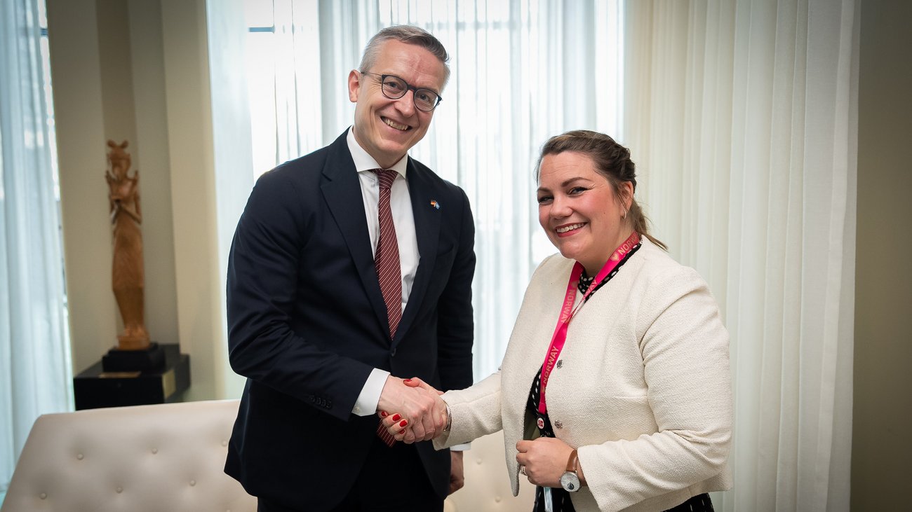 Dr. Karsten Wildberger reicht Marianne Wilhelmsen die Hand.