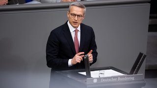 Karsten Wildberger am Rednerpult des Deutschen Bundestages