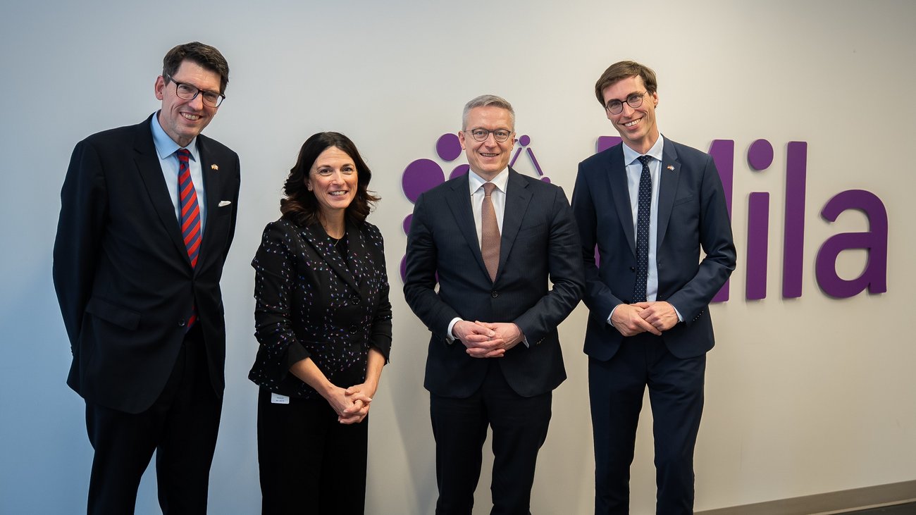 Von Links: Botschafter Matthias Lüttenberg, President and CEO Valerie Pisano, Digitalminister Karsten Wildberger und Generalkonsul Christian Wagner