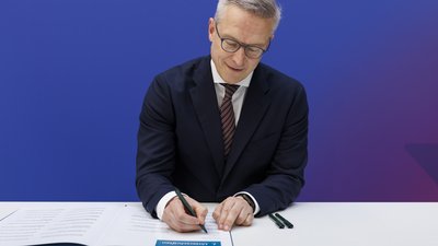Karsten Wildberger unterzeichnet ein Memorandum of Understanding.