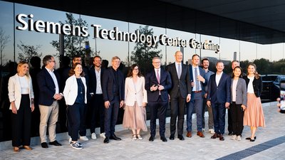 Karsten Wildberger und weitere Personen vor dem Siemens Technology Center Garching.