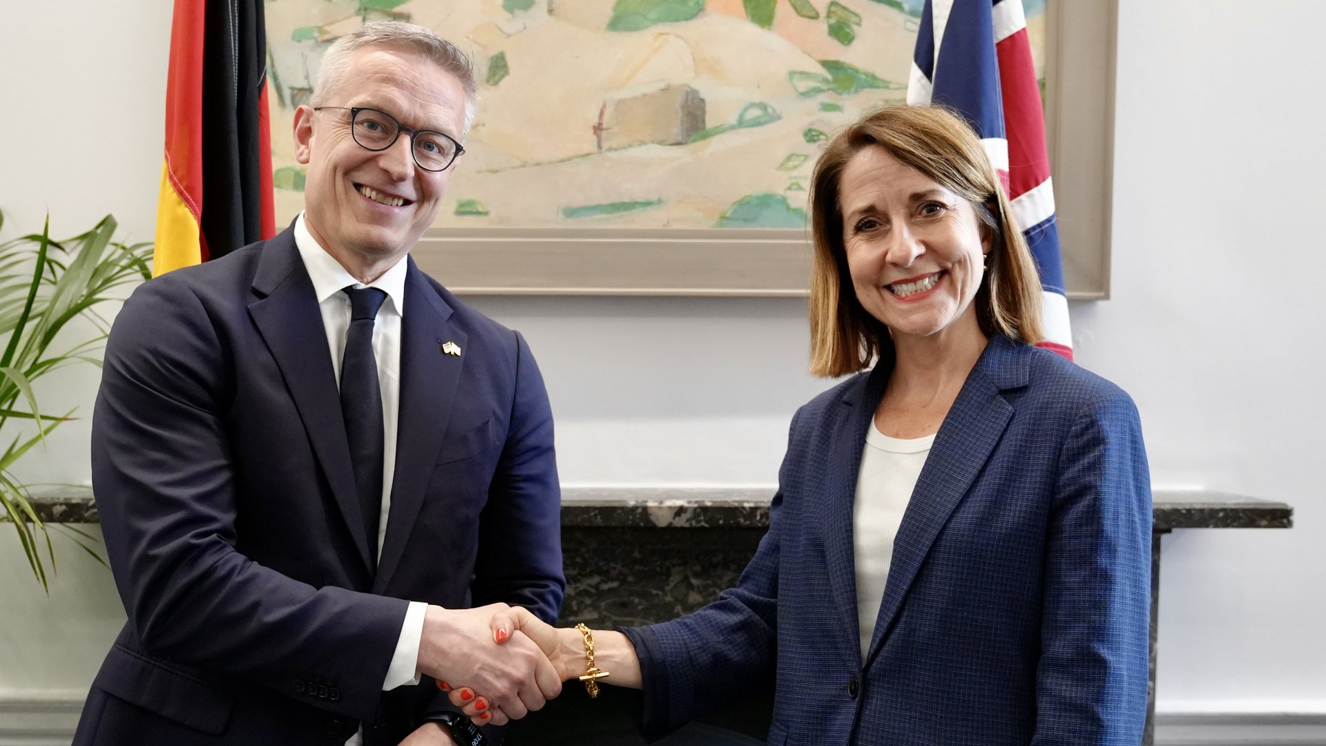 Bundesdigitalminister Dr. Karsten Wildberger reicht seiner britischen Amtskollegin Elizabeth Kendall die Hand