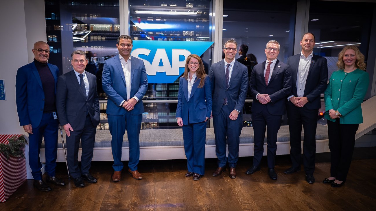 Gruppenfoto von Karsten Wildberger und Vertreterinnen und Vertretern von HPI und SAP.