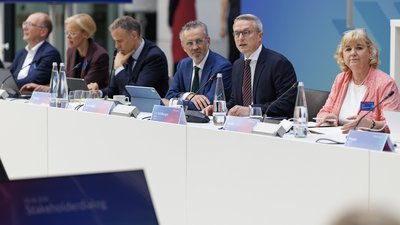 Dr. Markus Richter, Dr. Karsten Wildberger, Thomas Jarzombek und weitere Personen an einem Rednertisch